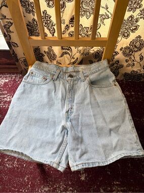 Vintage Levi’s 550 Jean shorts.